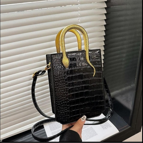 کیف مشکی کلاسیک و خاص با دسته طلایی شکل مار فوق العاده شیک و زیبا و جادار