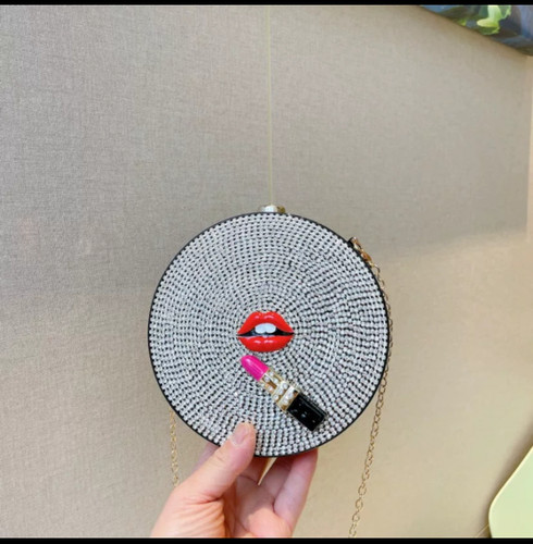 کیف دایره با یک طراحی خاص و شکیل ، خوش دست و زیبا