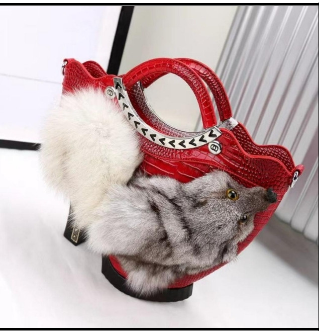 یک کیف کلاسیک و شیک برای همه سنین جادار و محکم مخصوص کسانیکه دوستدار استایل خاص هستن