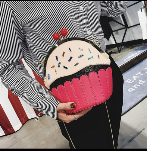 یک کیف شیک که باعث تغییر استایل میشه و خاص بودن رو نشون میده