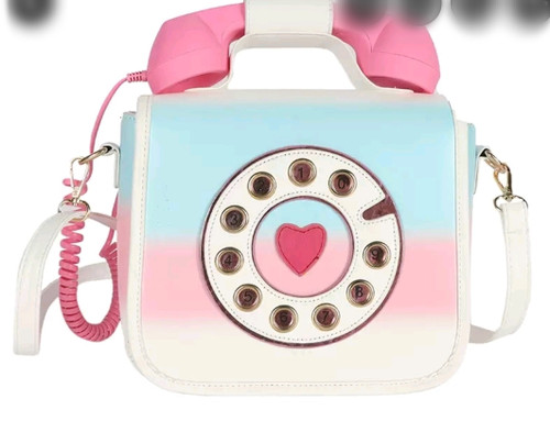 این کیف علاوه بر ظاهر زیبا و جذابی که دارد ، قابلیت مکالمه و گوش دادن به موسیقی رو نیز برای شما فراهم میکنه ، بدون اینکه موبایل خودرو از کیف در بیاورید با گوشی روی کیف میتونید صحبت کنید